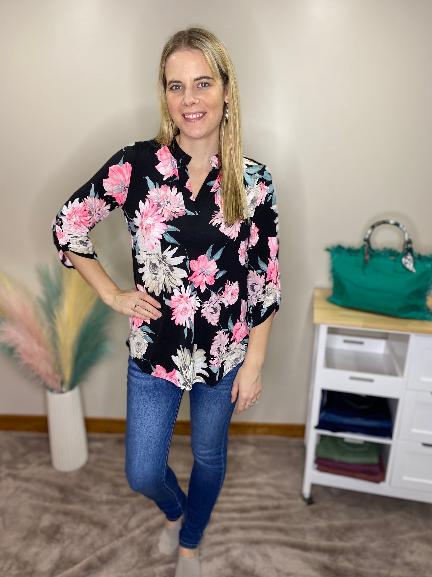 LIZZY BLACK FLORAL 3/4 BUTTON SLEEVE TOP