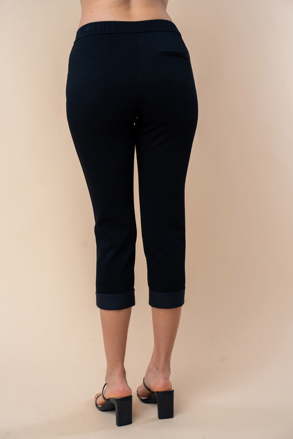 KNIT BLACK CAPRI PANT