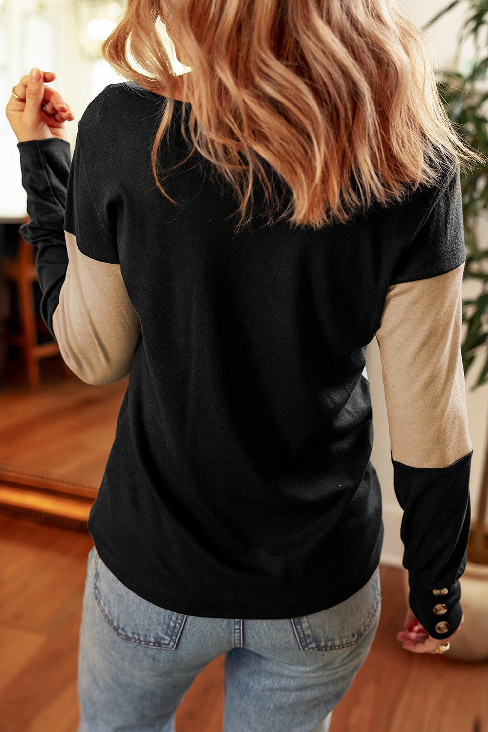 BLACK & TAN VNECK TOP WITH BUTTON SLEEVE DETAIL