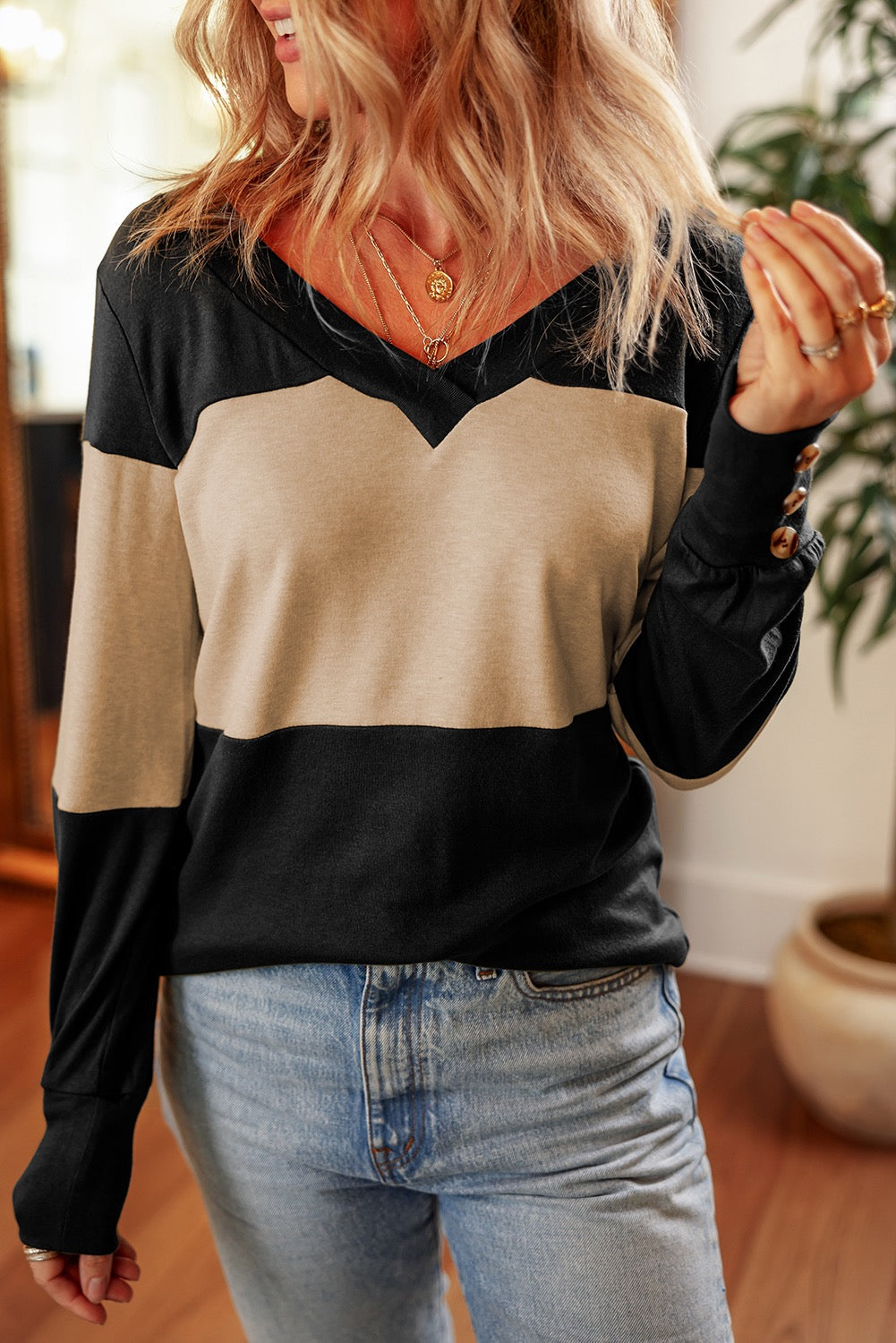 BLACK & TAN VNECK TOP WITH BUTTON SLEEVE DETAIL