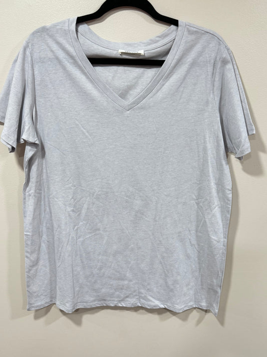 LIGHT GREY EVERYDAY VNECK SIZE MEDIUM