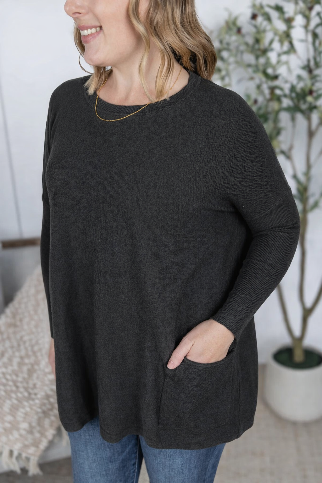 MICHELLE MAE CHARCOAL LIGHTWEIGHT SWEATER WITH FRONT POCKETS