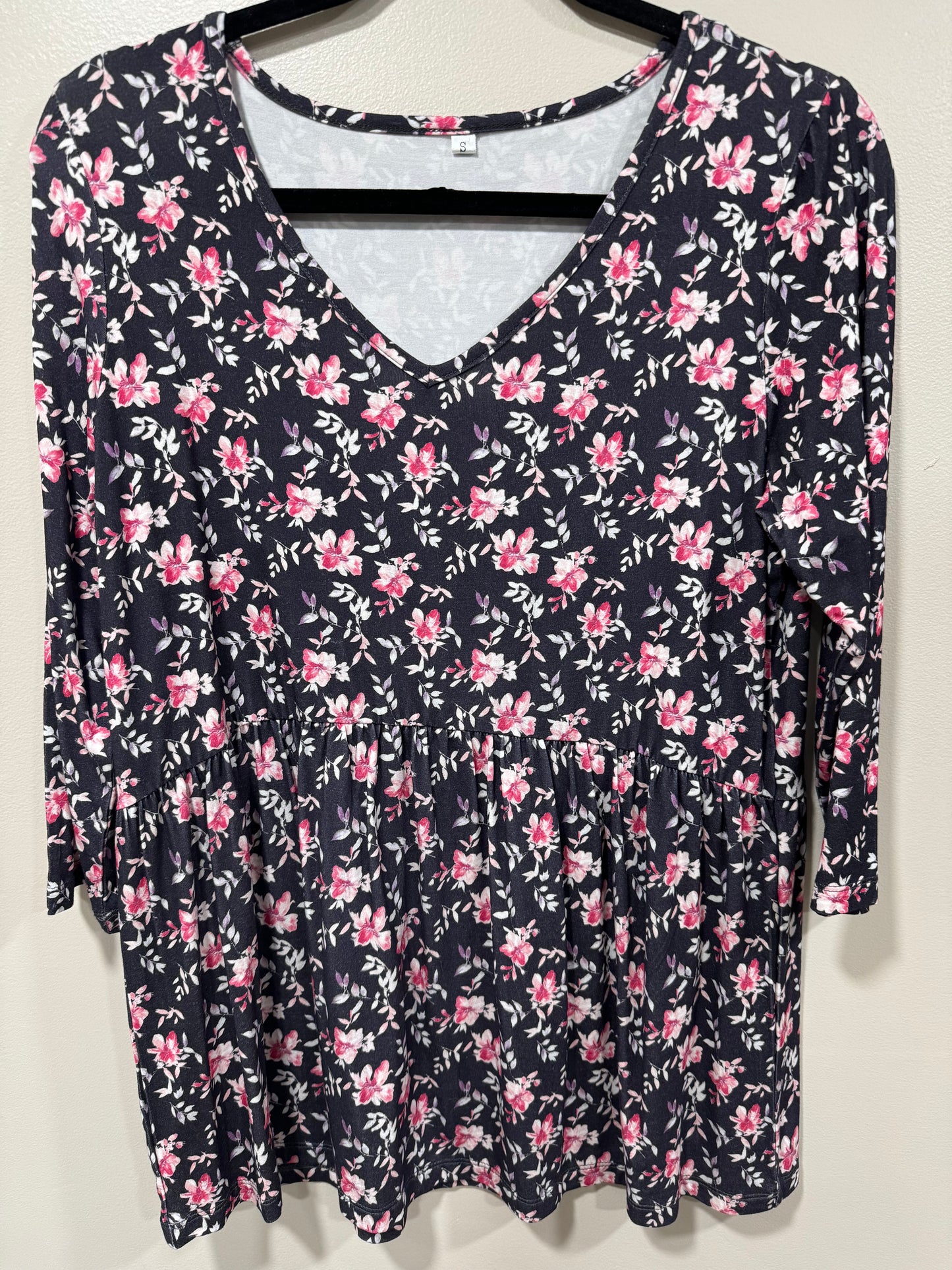 MICHELLE MAE FLORAL 3/4 SLEEVE VNECK